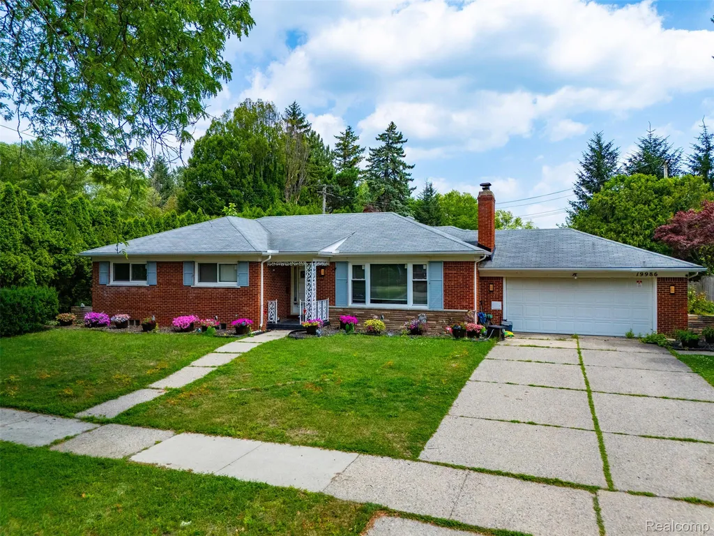 19986 E Doyle Place Grosse Pointe Woods City MI 48236