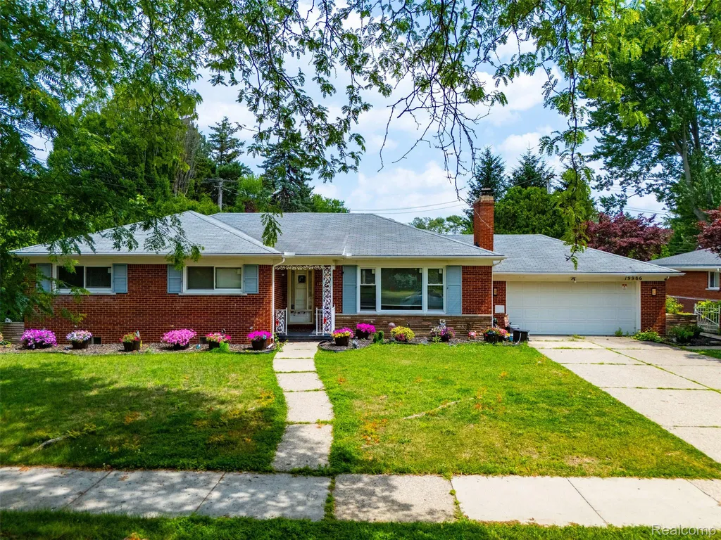 19986 E Doyle Place Grosse Pointe Woods City MI 48236