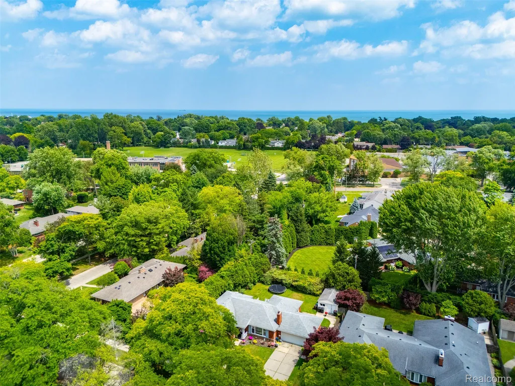19986 E Doyle Place Grosse Pointe Woods City MI 48236