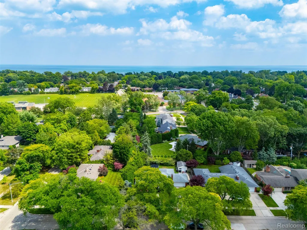 19986 E Doyle Place Grosse Pointe Woods City MI 48236