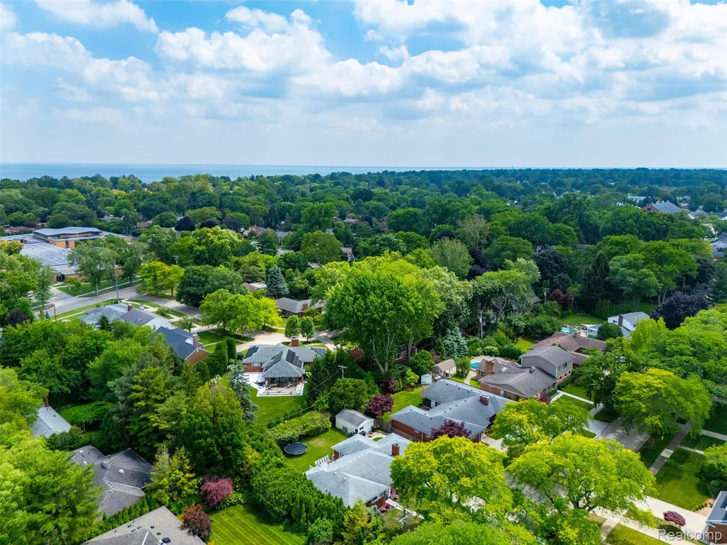 19986 E Doyle Place Grosse Pointe Woods City MI 48236