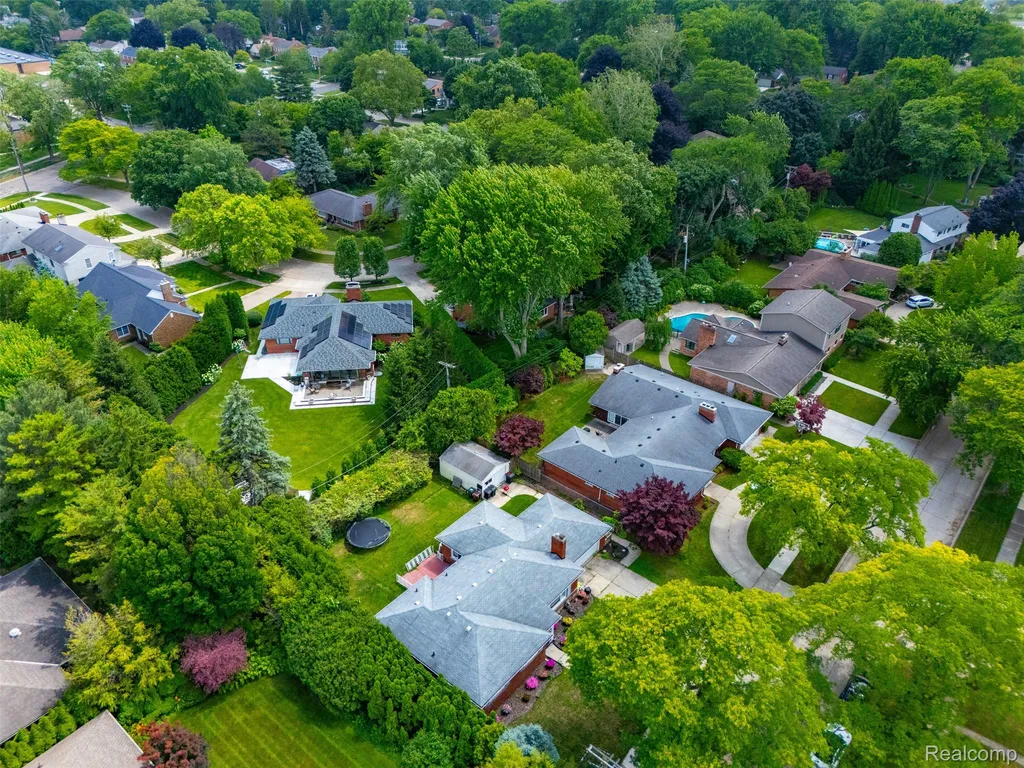 19986 E Doyle Place Grosse Pointe Woods City MI 48236