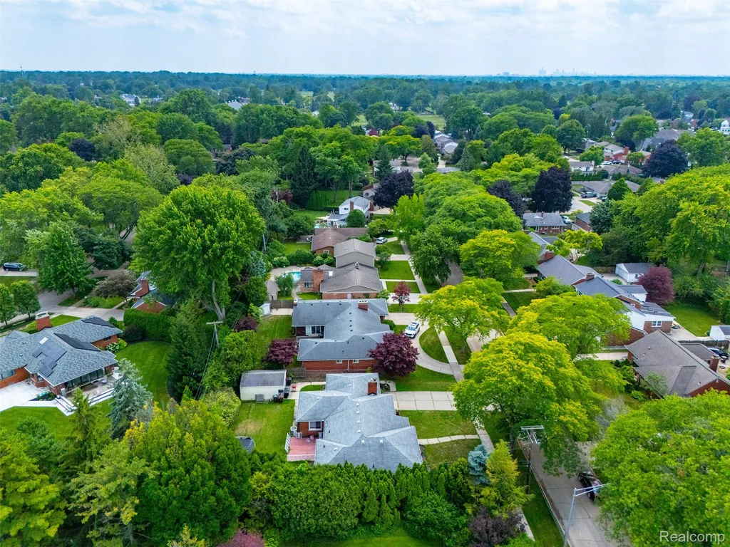 19986 E Doyle Place Grosse Pointe Woods City MI 48236