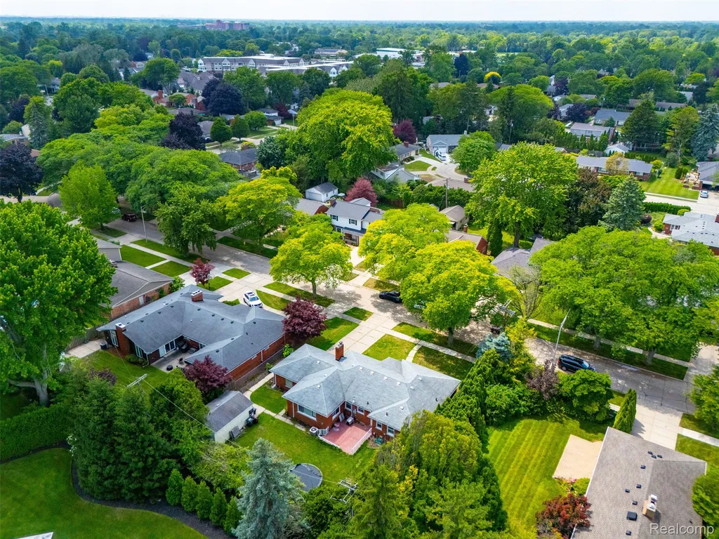 19986 E Doyle Place Grosse Pointe Woods City MI 48236