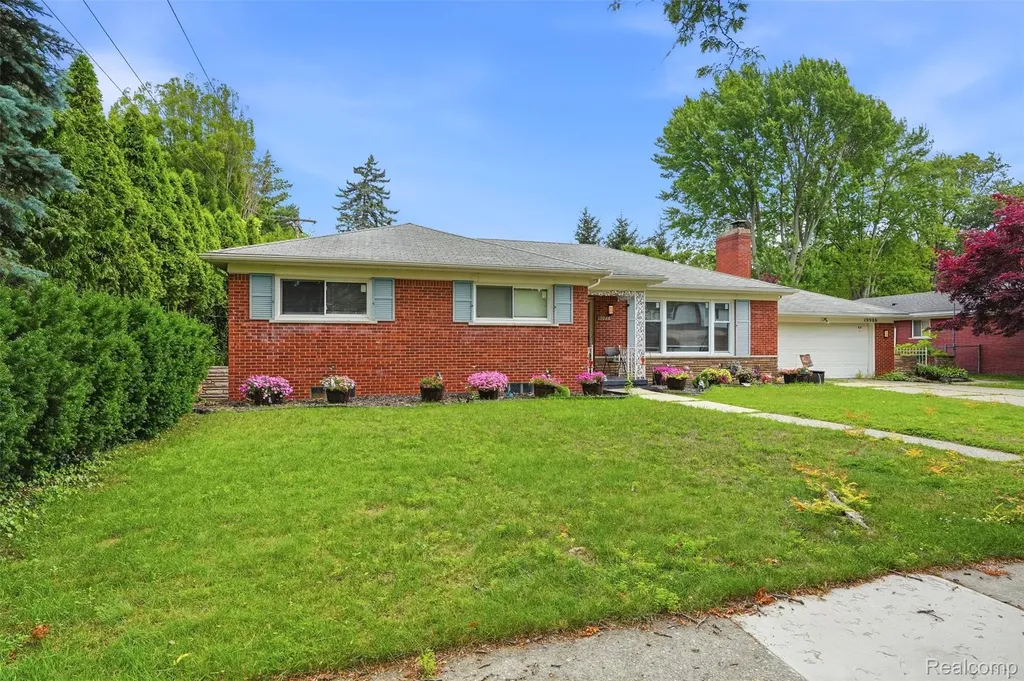 19986 E Doyle Place Grosse Pointe Woods City MI 48236