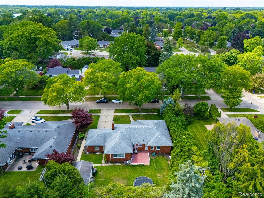 19986 E Doyle Place Grosse Pointe Woods City MI 48236