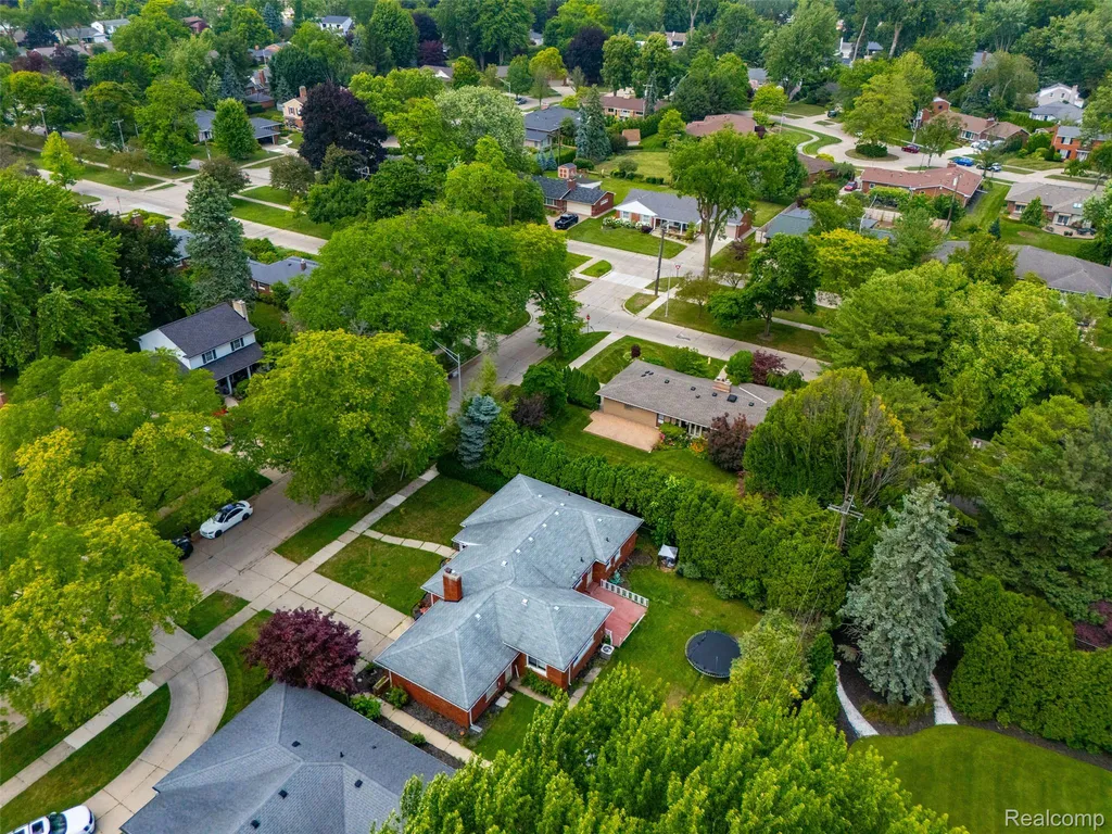 19986 E Doyle Place Grosse Pointe Woods City MI 48236
