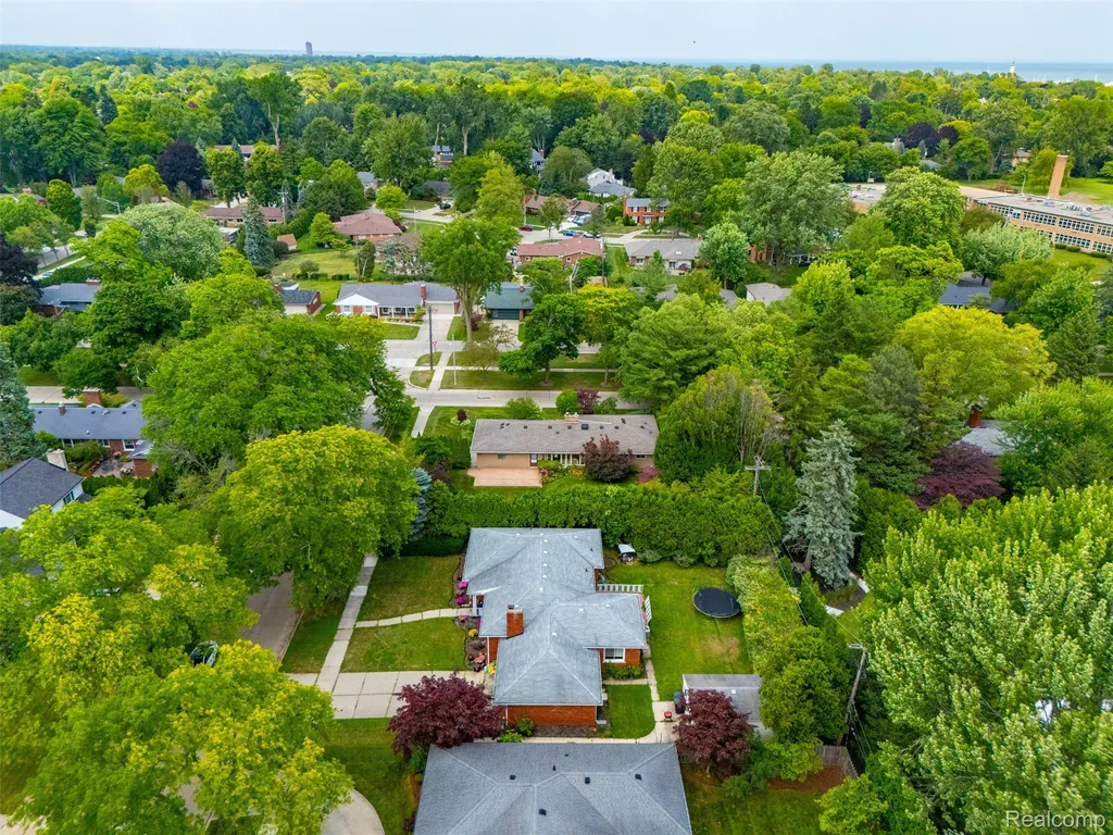 19986 E Doyle Place Grosse Pointe Woods City MI 48236