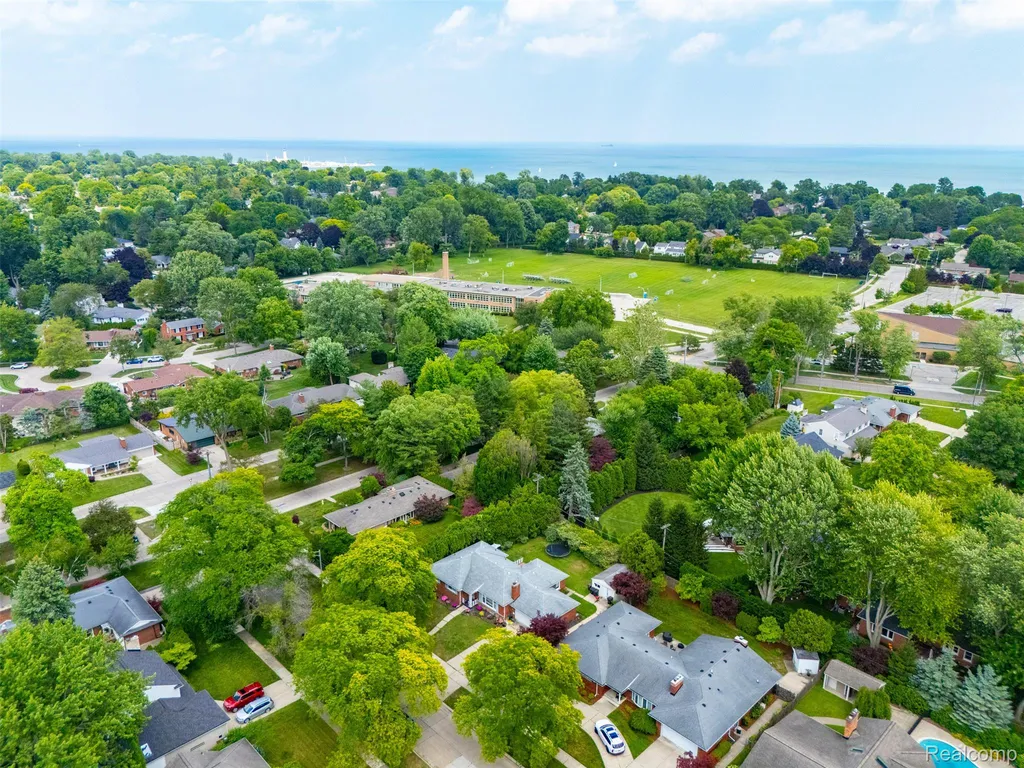 19986 E Doyle Place Grosse Pointe Woods City MI 48236