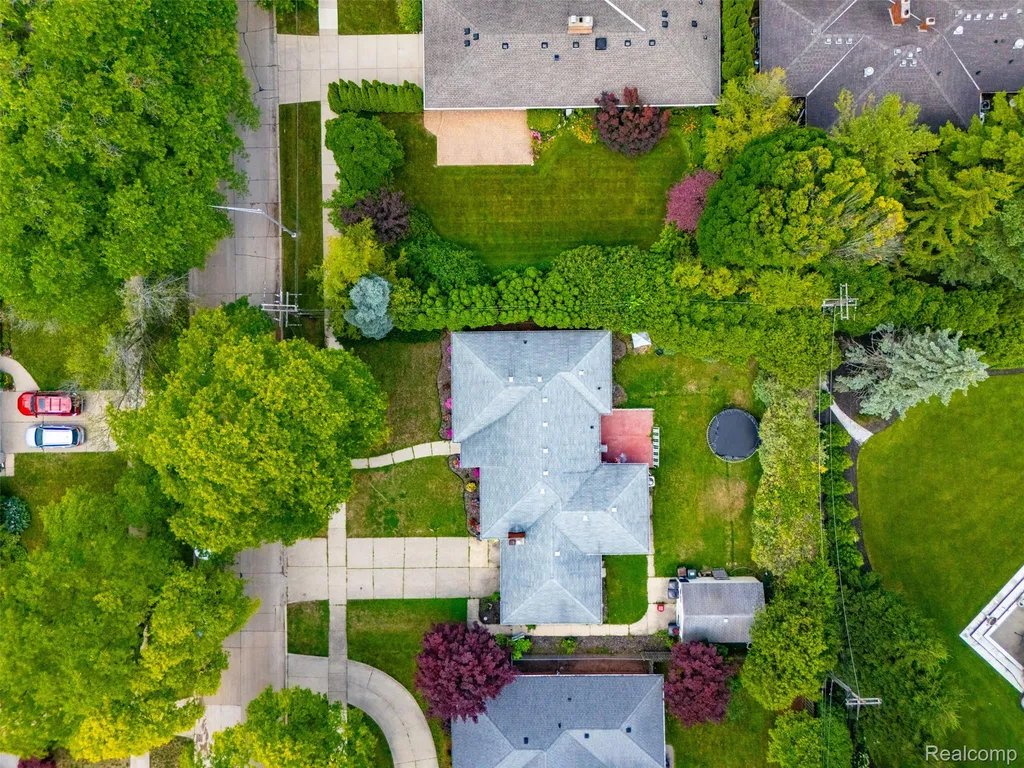 19986 E Doyle Place Grosse Pointe Woods City MI 48236