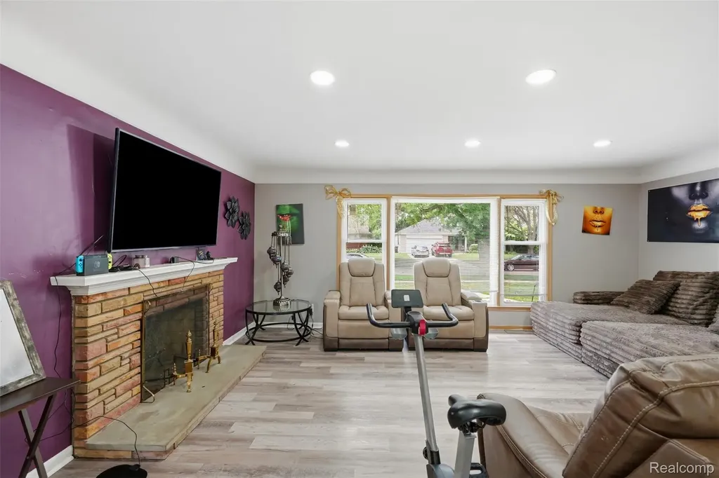 19986 E Doyle Place Grosse Pointe Woods City MI 48236