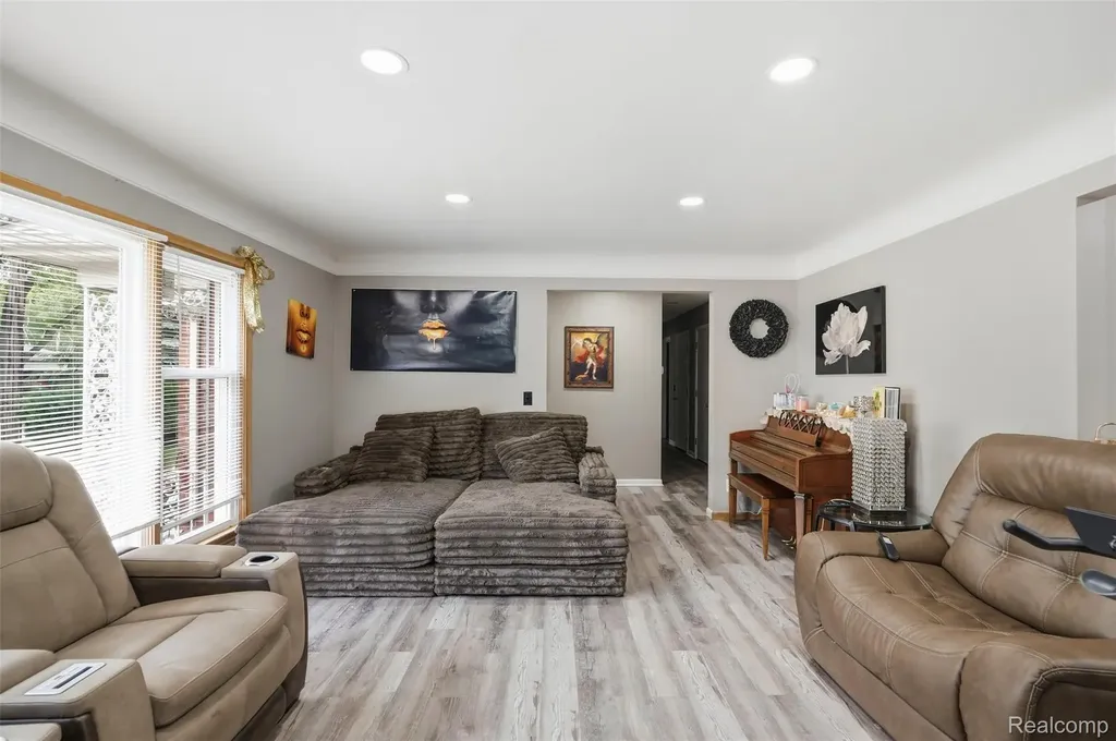 19986 E Doyle Place Grosse Pointe Woods City MI 48236