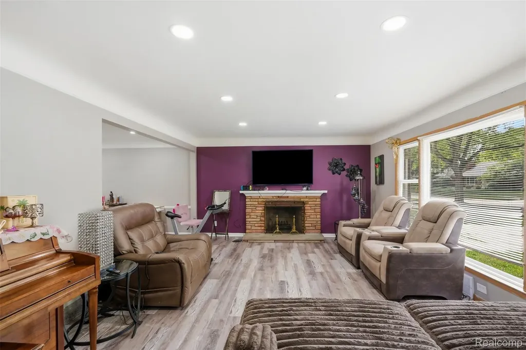 19986 E Doyle Place Grosse Pointe Woods City MI 48236