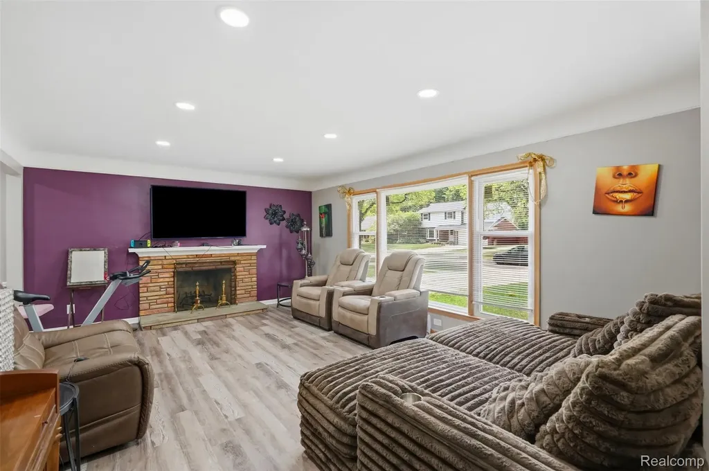 19986 E Doyle Place Grosse Pointe Woods City MI 48236