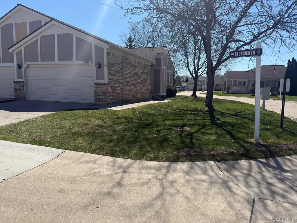 42158 Blossom Lane Clinton Charter Township MI 48038