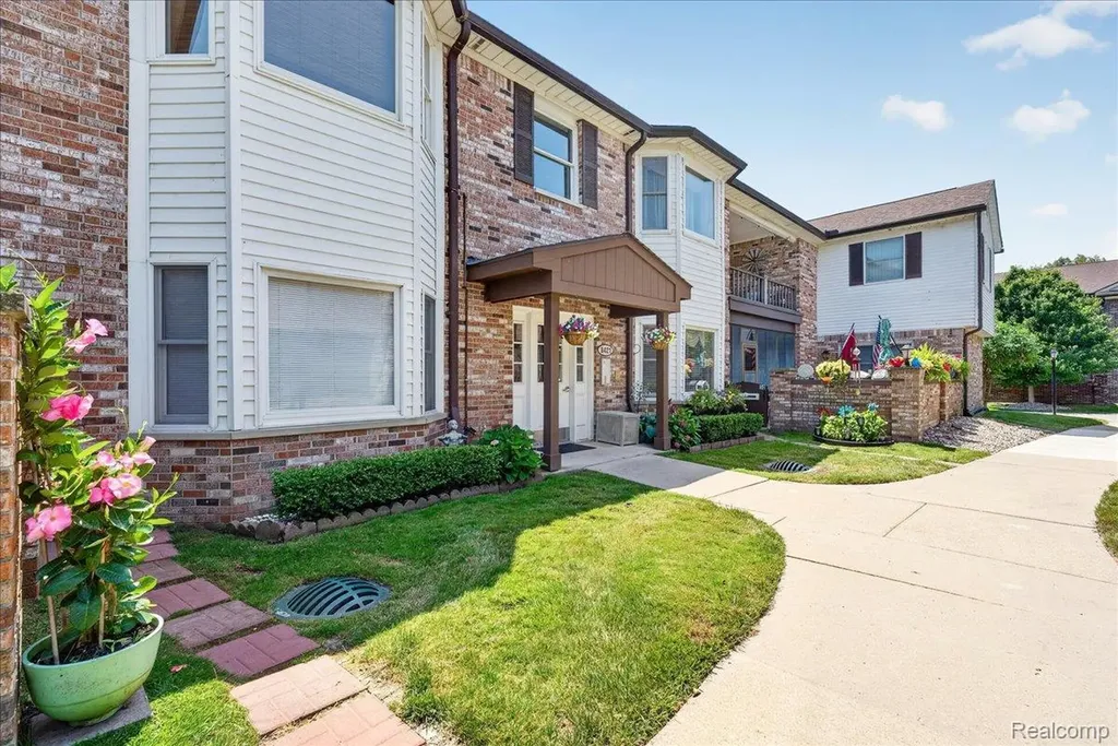 8421 Mathias Grosse Ile Township MI 48138