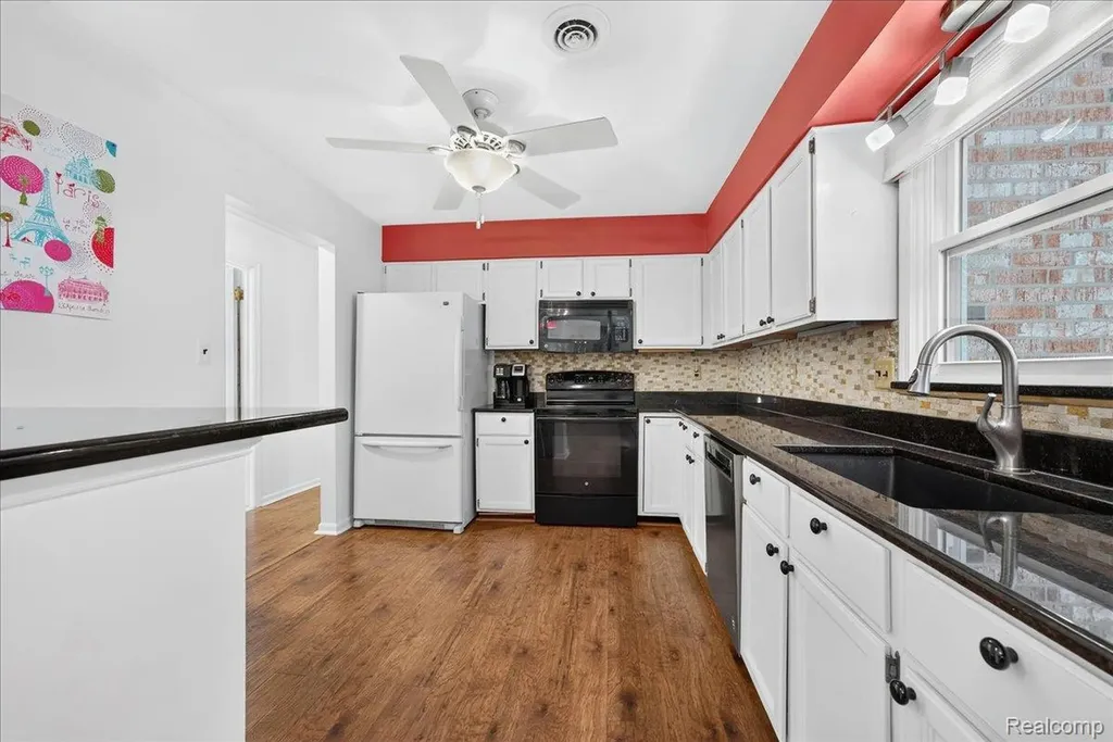 8421 Mathias Grosse Ile Township MI 48138