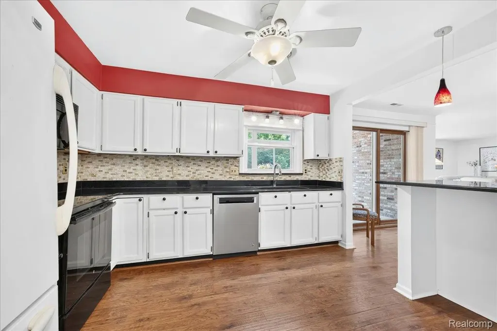 8421 Mathias Grosse Ile Township MI 48138