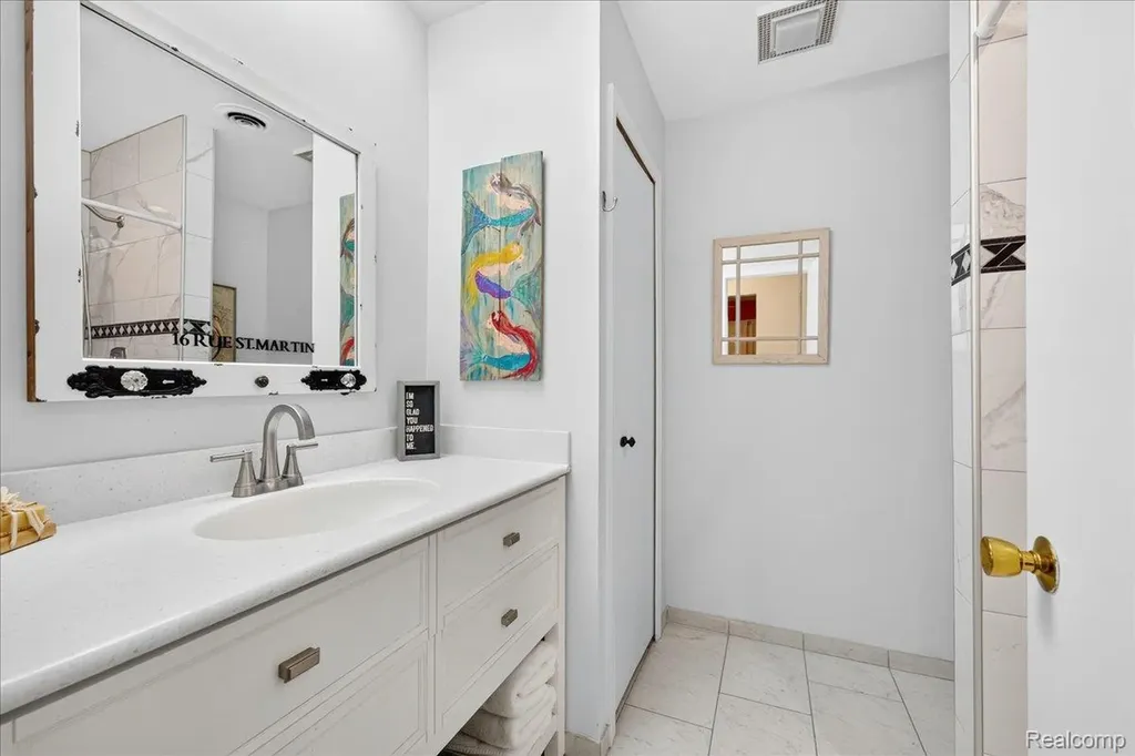 8421 Mathias Grosse Ile Township MI 48138