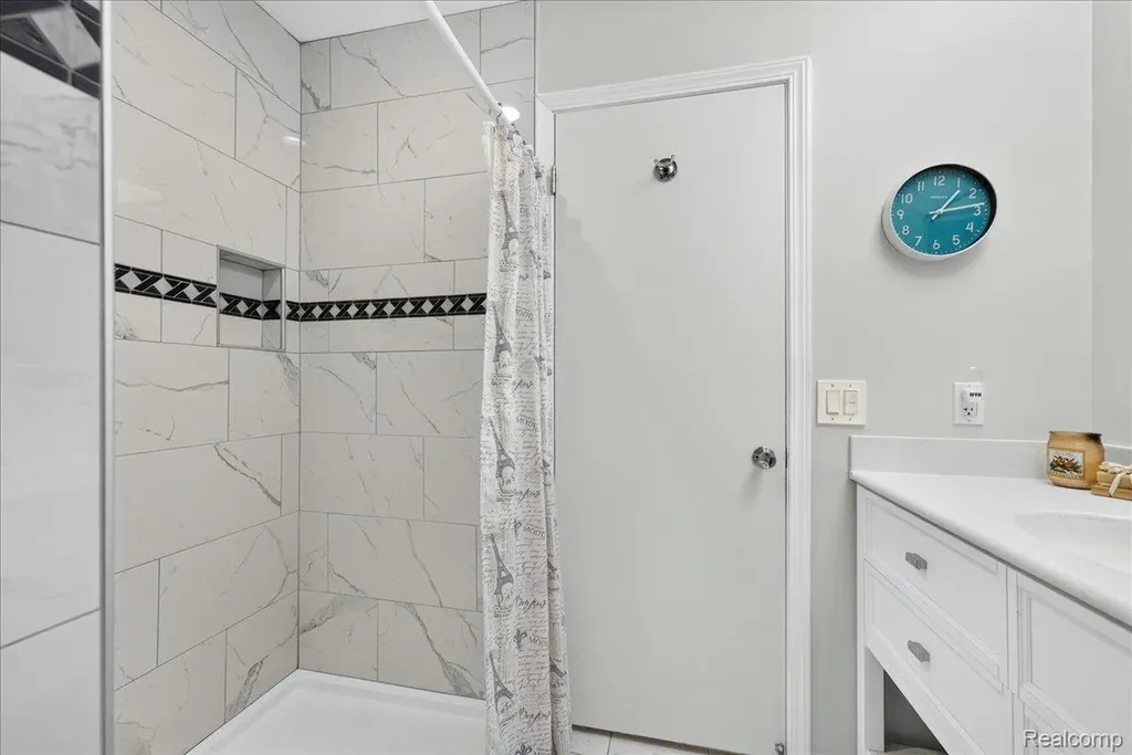 8421 Mathias Grosse Ile Township MI 48138