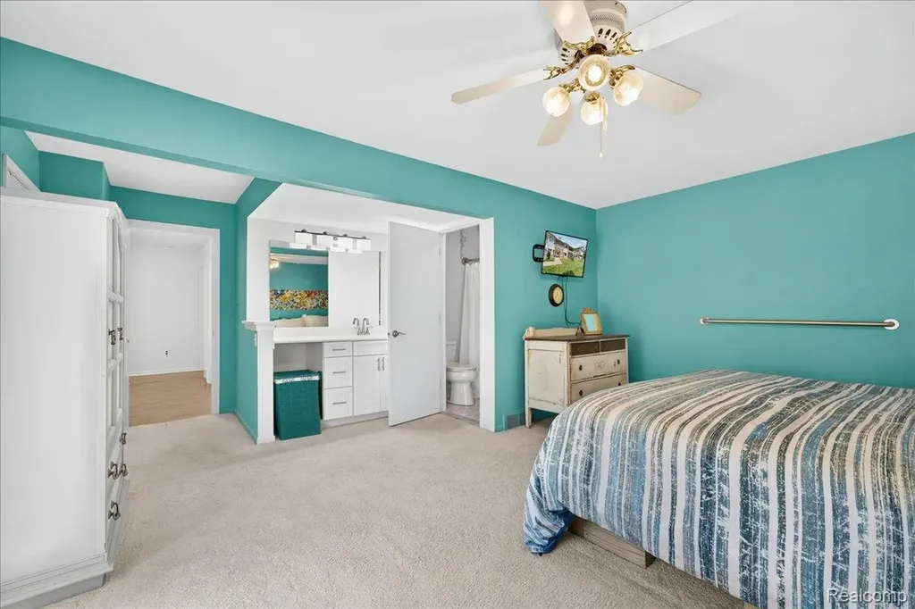 8421 Mathias Grosse Ile Township MI 48138