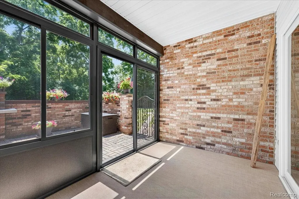 8421 Mathias Grosse Ile Township MI 48138