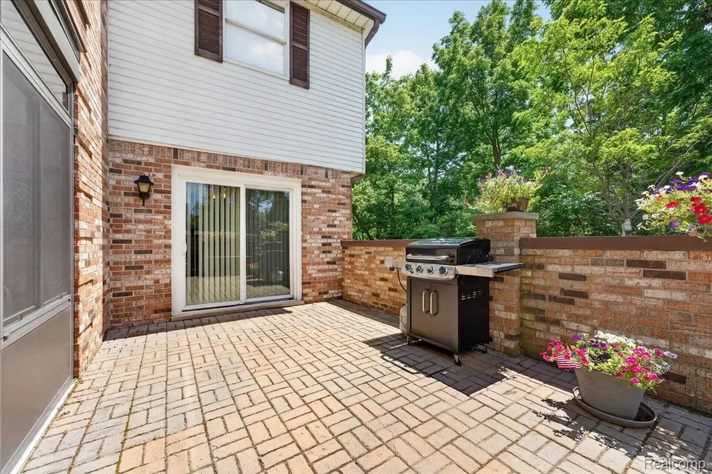 8421 Mathias Grosse Ile Township MI 48138