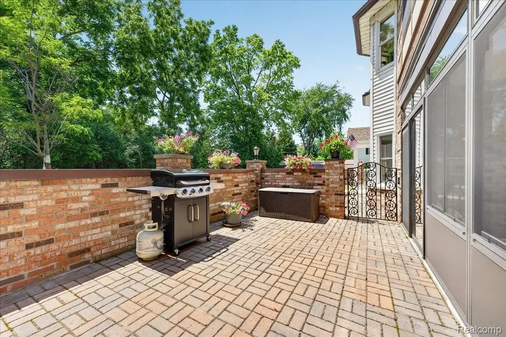8421 Mathias Grosse Ile Township MI 48138