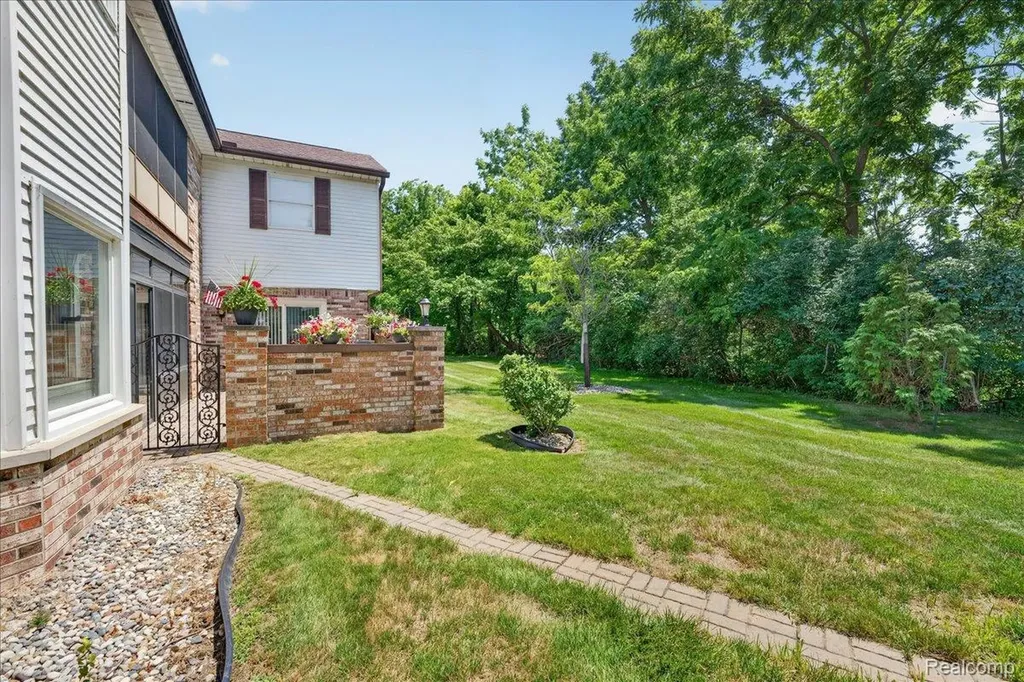 8421 Mathias Grosse Ile Township MI 48138