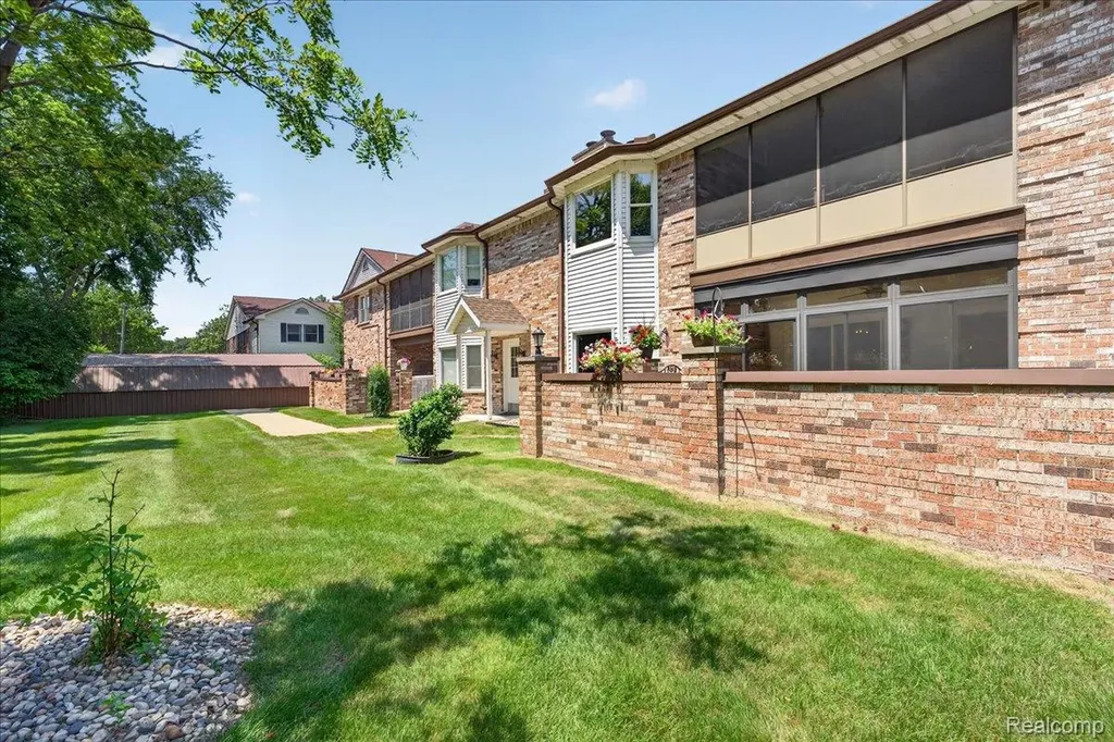 8421 Mathias Grosse Ile Township MI 48138