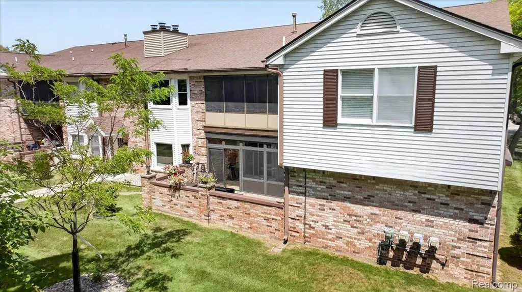 8421 Mathias Grosse Ile Township MI 48138