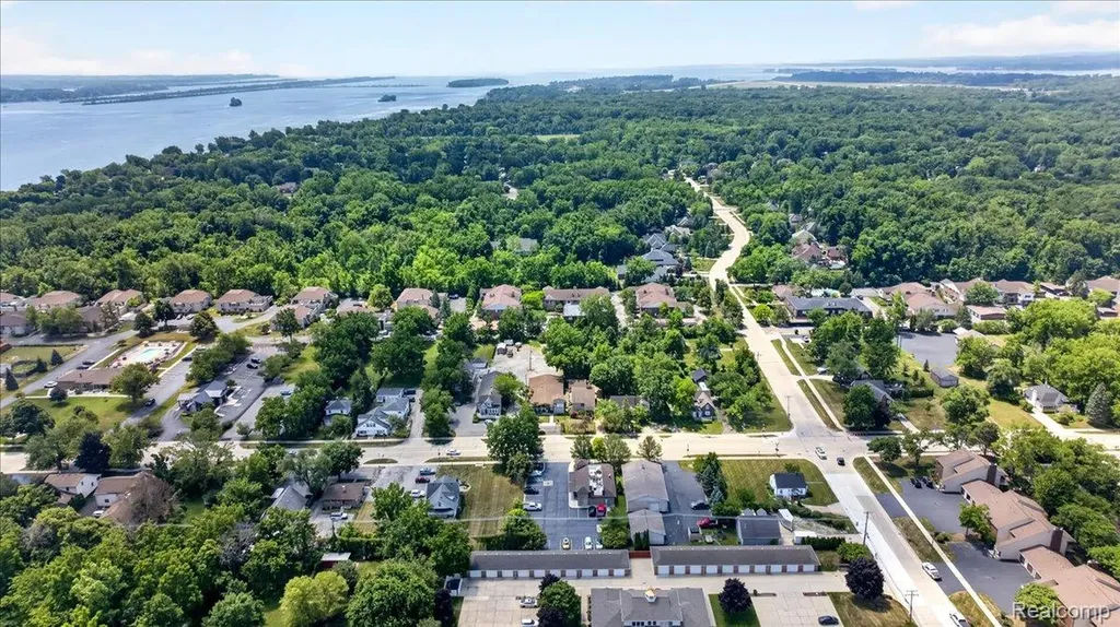 8421 Mathias Grosse Ile Township MI 48138