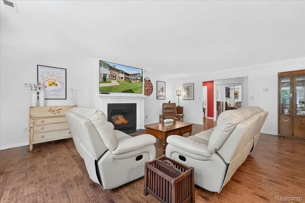 8421 Mathias Grosse Ile Township MI 48138