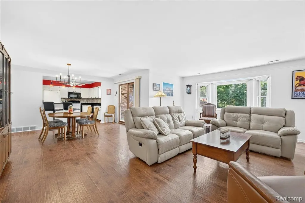 8421 Mathias Grosse Ile Township MI 48138