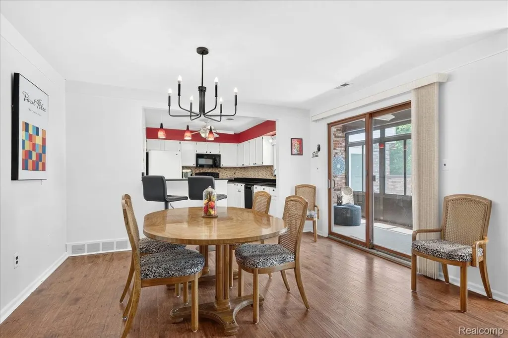 8421 Mathias Grosse Ile Township MI 48138