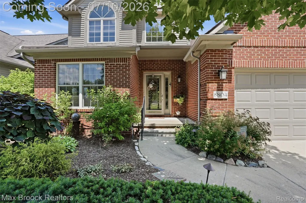 5804 S Windstar Circle Waterford Charter Township MI 48327