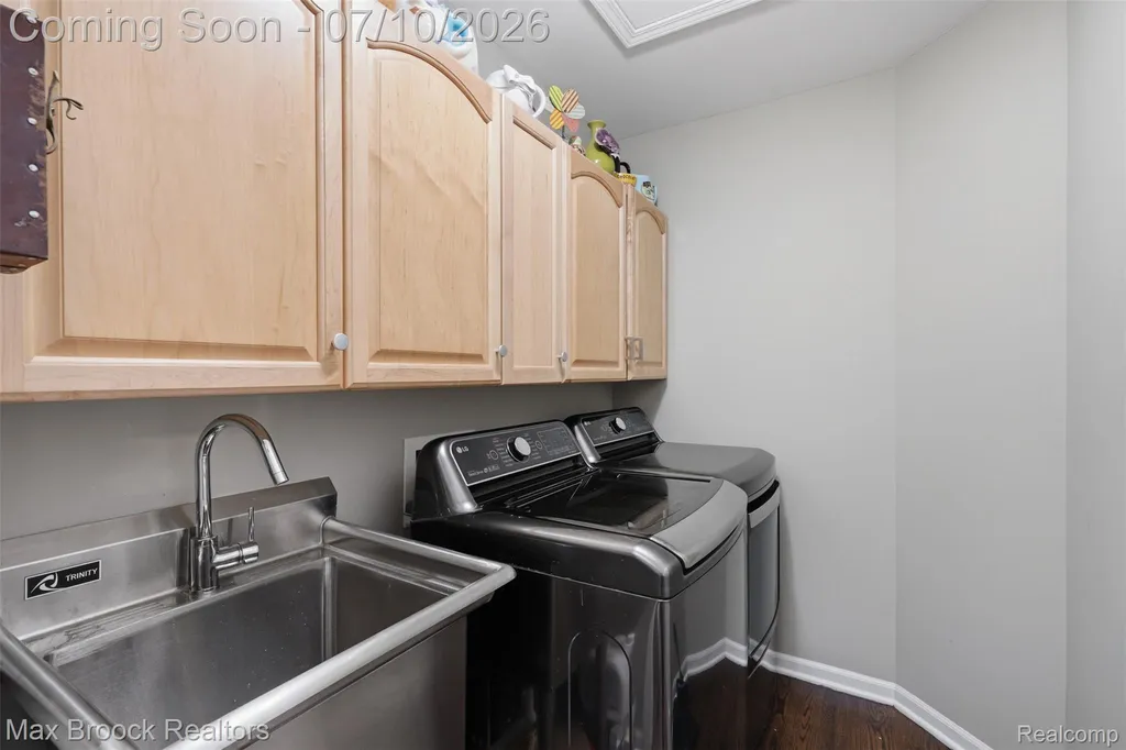 5804 S Windstar Circle Waterford Charter Township MI 48327
