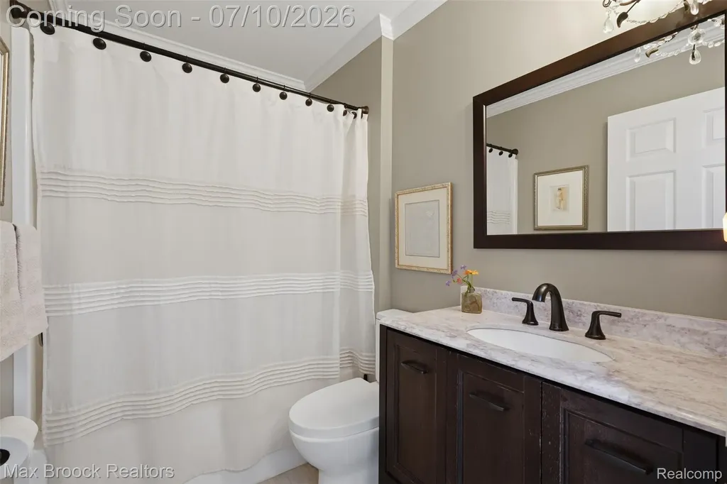 5804 S Windstar Circle Waterford Charter Township MI 48327