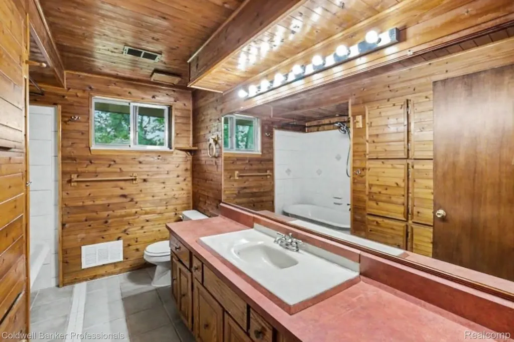 8965 Sherwood Drive Springfield Charter Township MI 48350