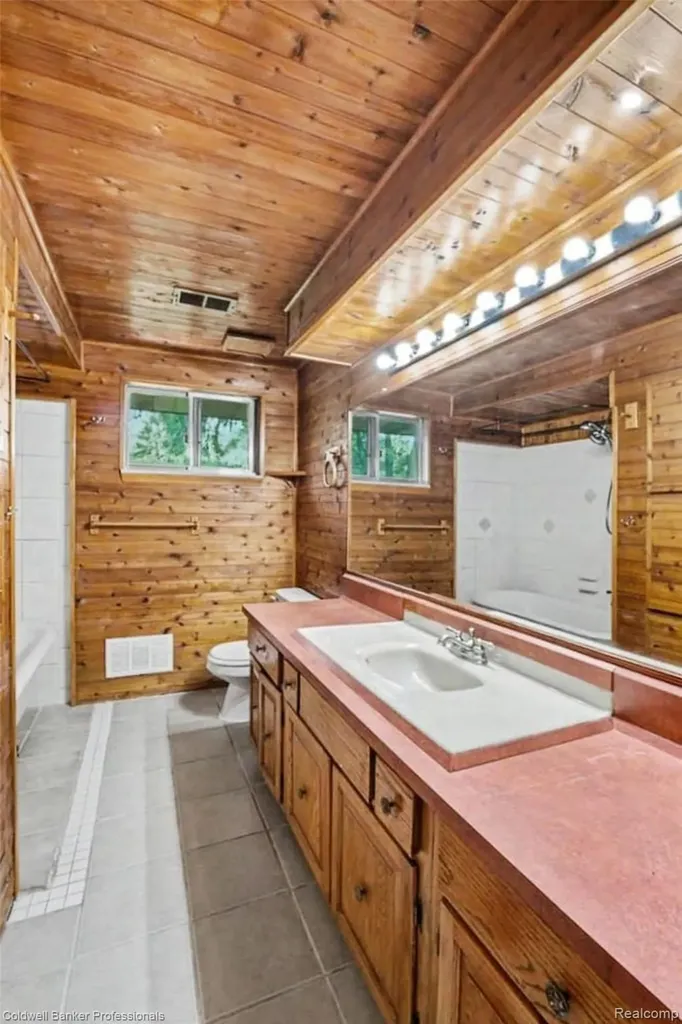 8965 Sherwood Drive Springfield Charter Township MI 48350