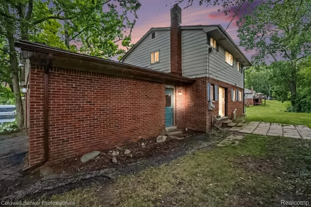 8965 Sherwood Drive Springfield Charter Township MI 48350