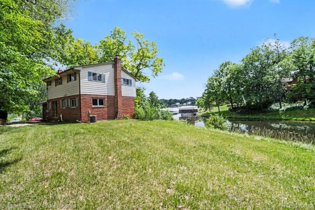 8965 Sherwood Drive Springfield Charter Township MI 48350