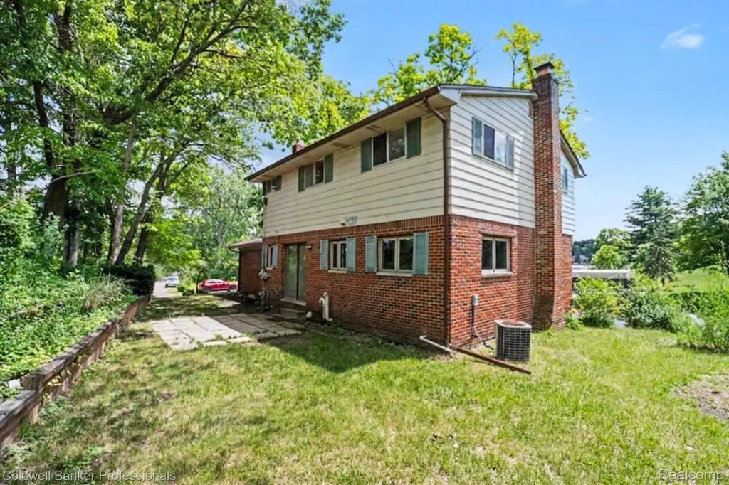 8965 Sherwood Drive Springfield Charter Township MI 48350