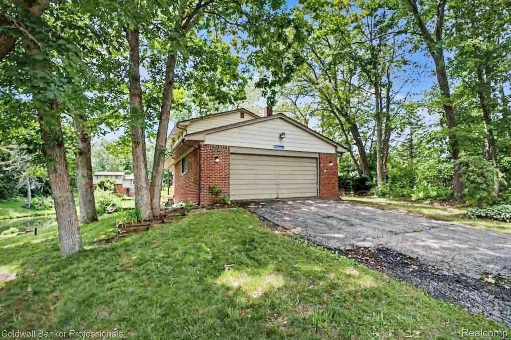 8965 Sherwood Drive Springfield Charter Township MI 48350