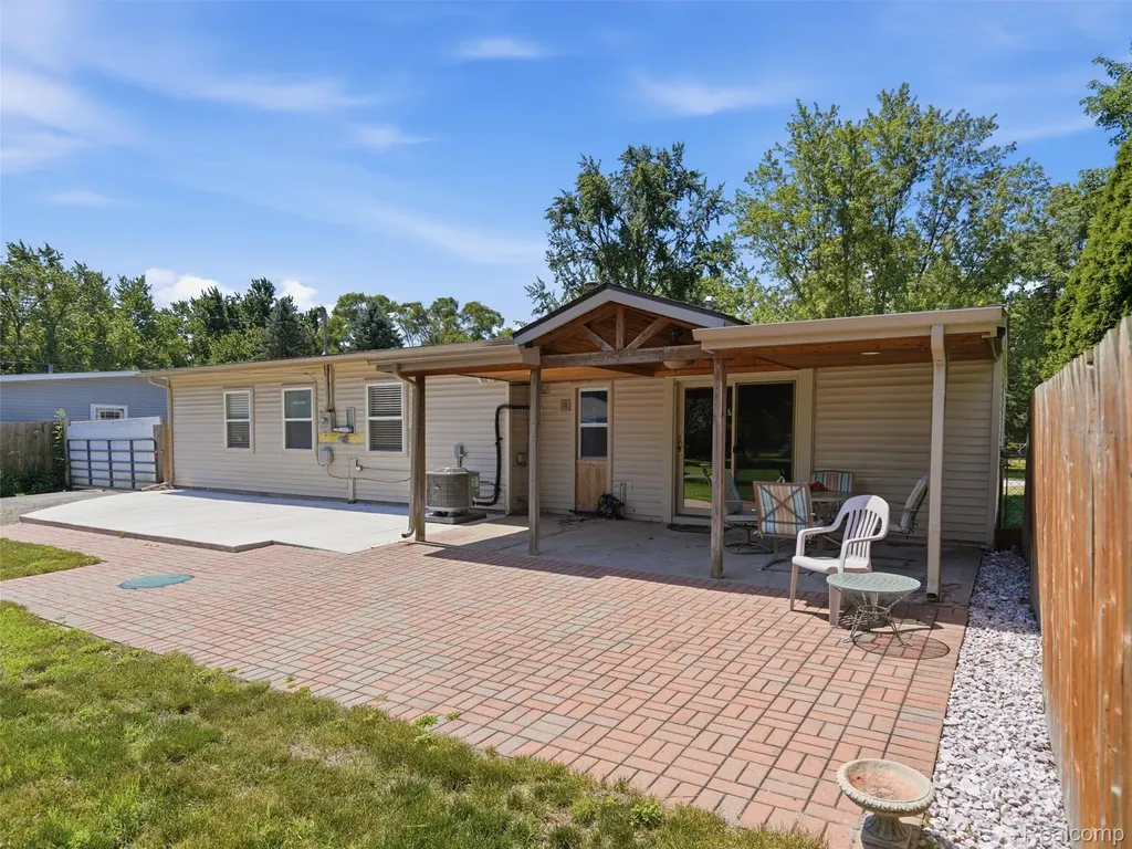 6271 Stephen Green Oak Township MI 48116