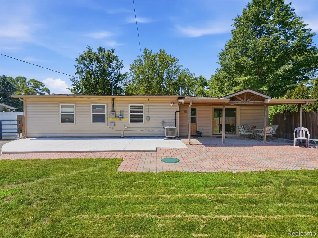 6271 Stephen Green Oak Township MI 48116