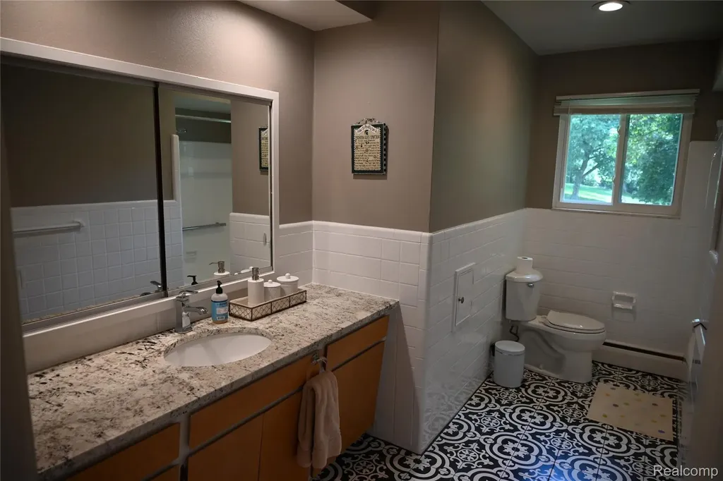 917 S Reading Road S Bloomfield Hills City MI 48304