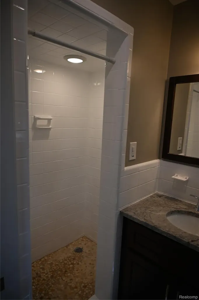 917 S Reading Road S Bloomfield Hills City MI 48304
