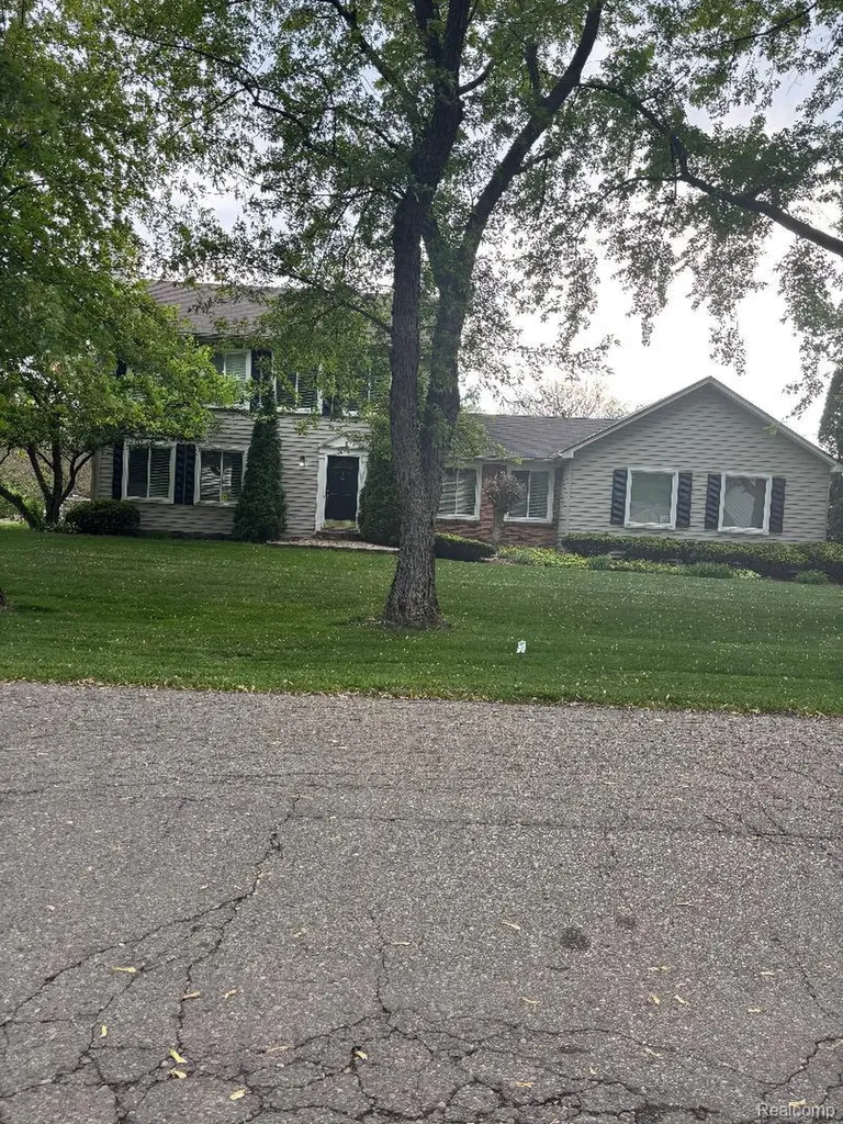 36715 Paddock Drive Clinton Charter Township MI 48035