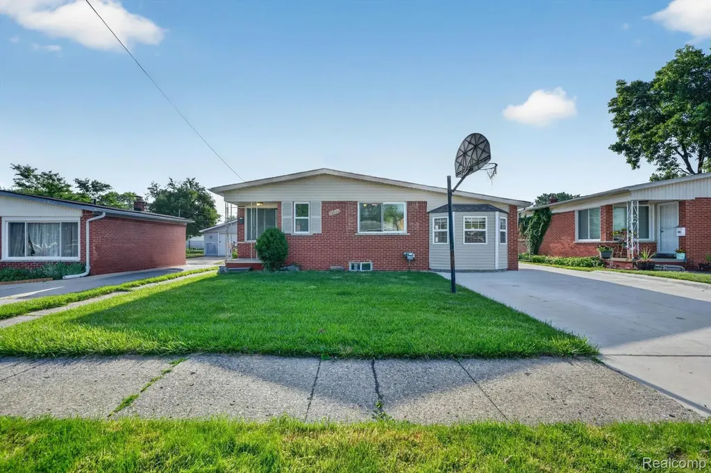30534 Hennigan Street Roseville City MI 48066